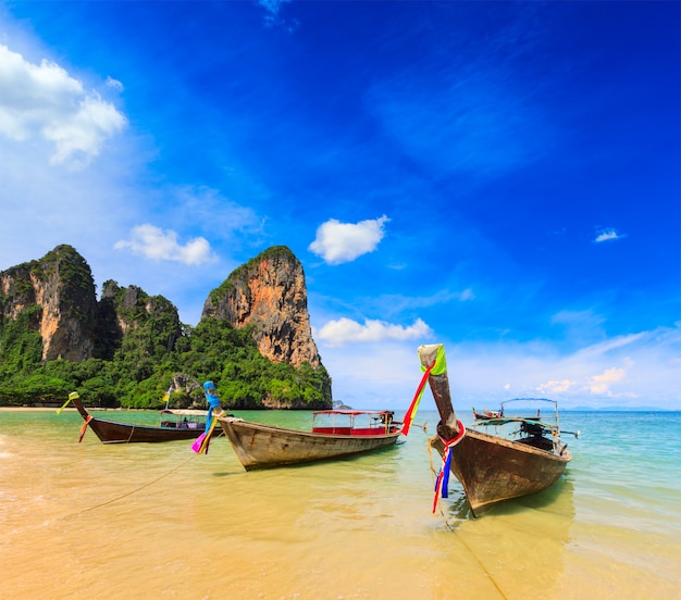 Botes de cola larga en la playa, Tailandia