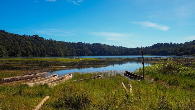 Botes de madeira no lago Danau Tamblingan perto de Munduk em Bali