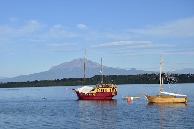 Botes en el lago Llanquiue con el volcán Osorno al fondo Puerto Varas Chile