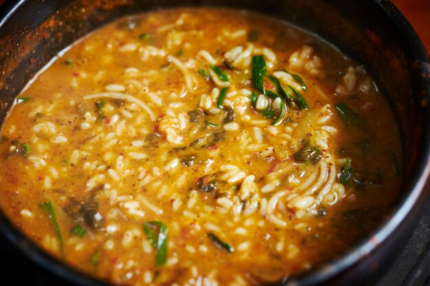 Foto bótia moída chueotang em sopa quente de pasta de feijão