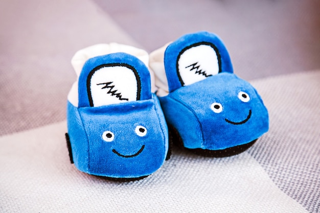 Foto botines azules para niño recién nacido en forma de primer plano de una máquina de escribir