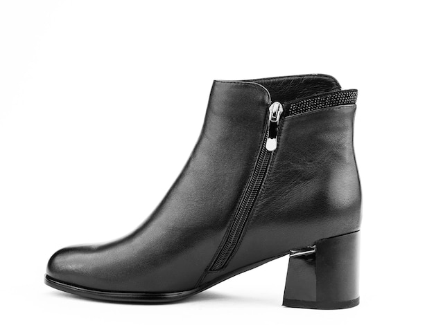 Botines de cuero negro de otoño para mujer con negra y tacones medios fondo blanco aislado vista lateral izquierda zapatos de moda | Foto Premium