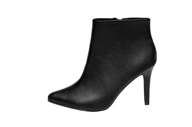 Botines de otoño para mujer negro con tacones de cremallera aislado fondo blanco.