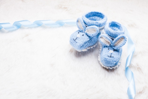 Botinhas de tricô azul bebê com focinho de coelho para menino