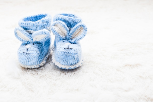 Botitas de bebé de punto azul con bozal de conejo para niño