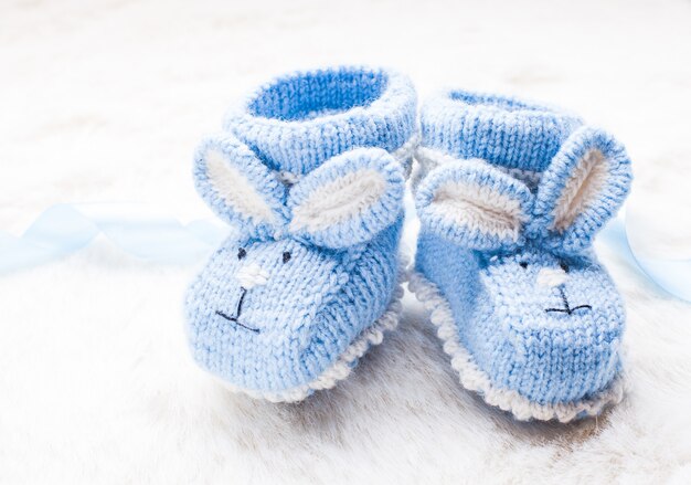 Botitas de bebé de punto azul con bozal de conejo para niño