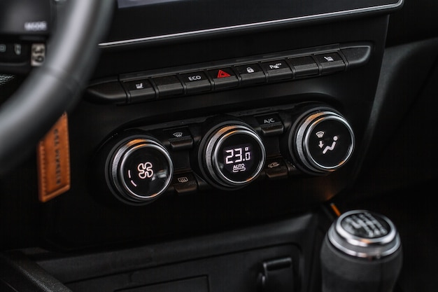 Botões coloridos do ar condicionado do carro fecham a vista dentro de um carro. Painel de controle do condicionador de temperatura do carro.