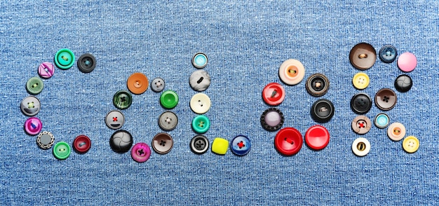 Botões coloridos formando a palavra 'cor'