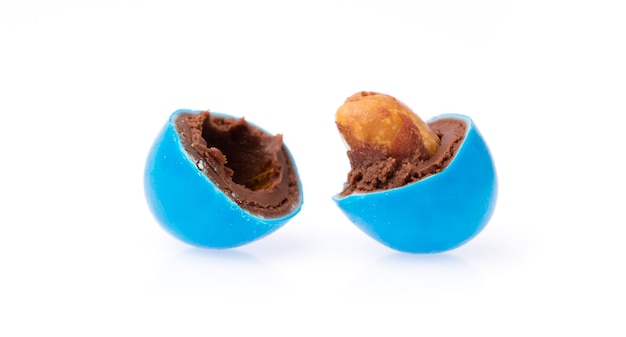 botões de bombons de chocolate azul isolados no fundo branco