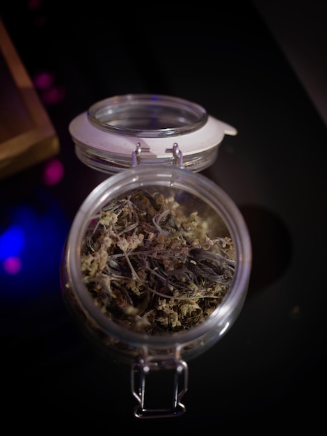 Botões de flores de maconha medicinal estirpe de maconha recreativa estirpe de cannabis broto de erva em frasco de vidro