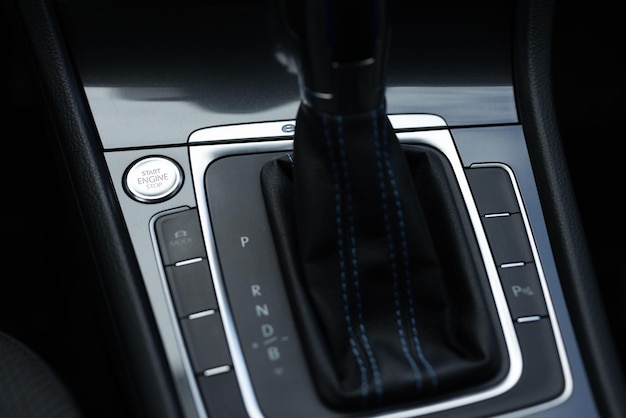 Botões de início e parada de prata do carro elétrico automático botões start-stop em carros modernos foco seletivo