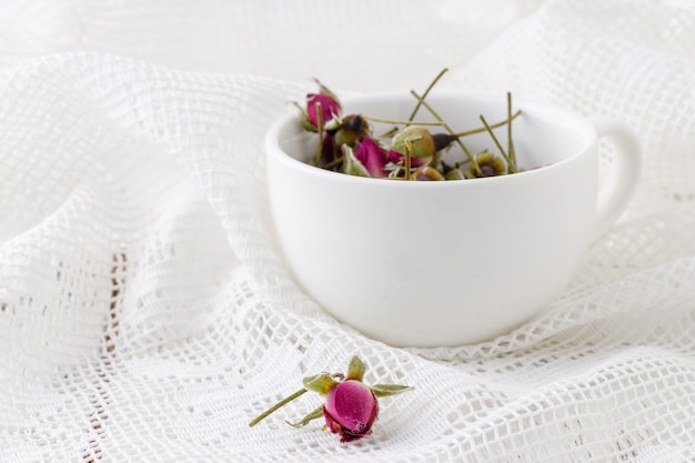 Botões de rosa chá de flores na mesa de madeira velha