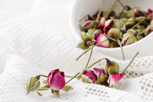 Botões de rosa chá de flores na mesa de madeira velha