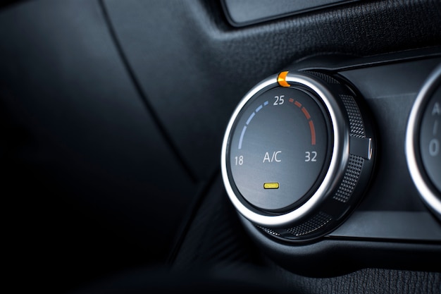 Botón del aire acondicionado para el ajuste de temperatura y clima en un automóvil