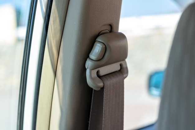 Botón de ajuste de altura del cinturón de seguridad en un vehículo