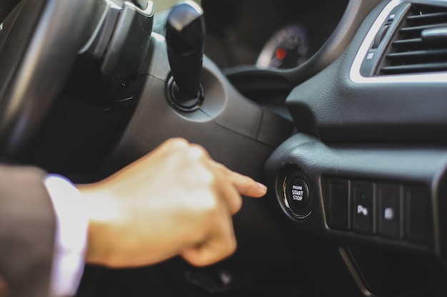 Botón de arranque manual para arrancar el motor del coche