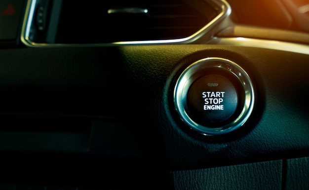 Foto botón de arranque y parada del motor del automóvil de lujo. presione el botón para encender o apagar el motor del automóvil en un automóvil sin llave.