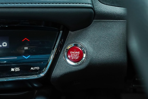 Botón de arranque y parada del motor en el coche moderno Tablero de instrumentos de textura de cuero negro