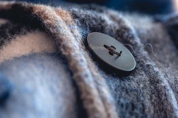 Botón en una cálida foto macro de camisa azul