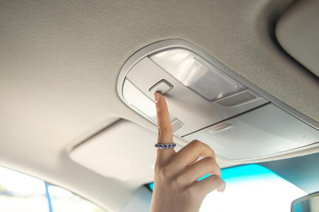 Botón de coche de prensa de mano femenina