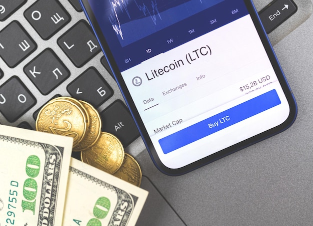 Botón Comprar Litecoin en la pantalla del teléfono móvil con el primer plano de la aplicación de comercio de divisas criptográficas