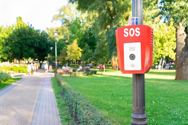 Botón de emergencia policial en el parque público.