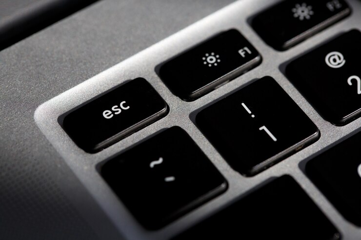 Foto botón esc para generar caracteres de escape en el teclado del portátil