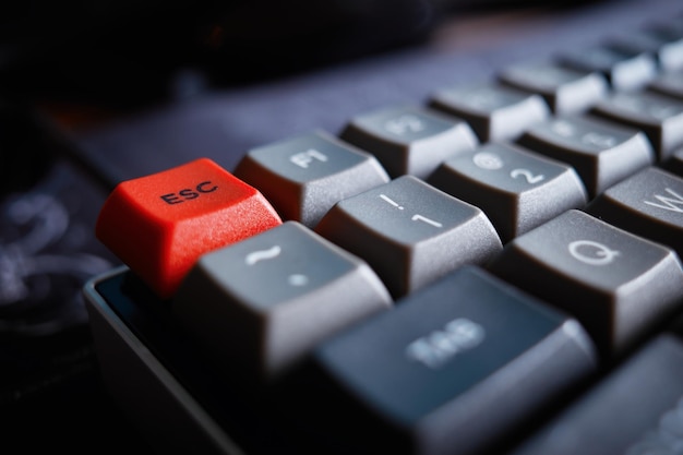 Botón de escape rojo en el teclado de la computadora