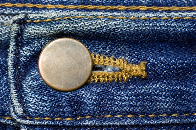 Foto botón de latón de los pantalones vaqueros azules vintage