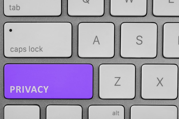 Botón morado con la palabra Privacidad en la vista superior del teclado