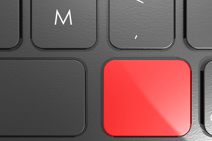 Foto botón rojo en blanco en el teclado