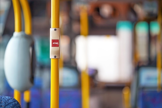 Botón rojo de parada de autobús