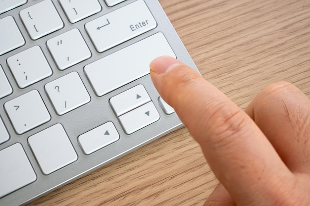 Foto botón de teclado de computadora vacío para permitirle escribir mensajes.