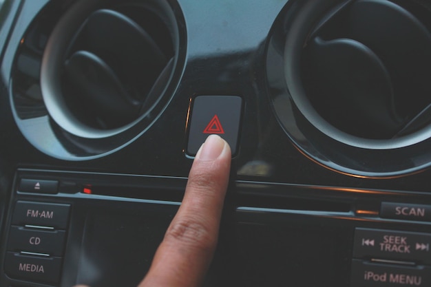 Foto botón de toque de mano recortado en el coche