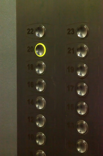 Botones de ascensor con el número 20 habilitado. Panel de control de teclado o ascensor. Interior del ascensor en un edificio de apartamentos. Botón ardiente veinte. Concepto de vigésimo año 2020