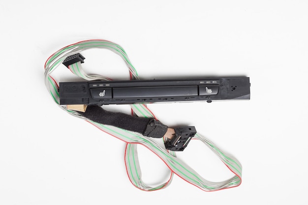 Botones de asientos calentados con alambre y conector en fondo blanco aislado Botones de calefacción de asientos en el panel de control de un automóvil de lujo