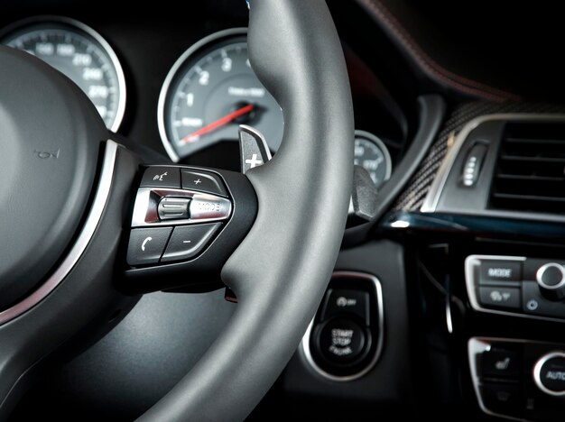 botones de control de medios en el volante detalles del interior de un automóvil de lujo moderno