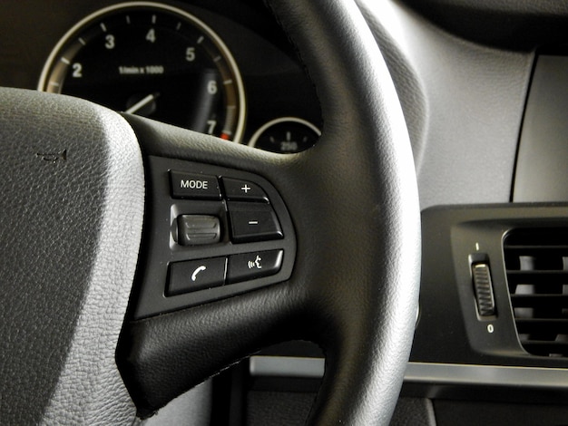 Botones de interfaz y control de voz en el volante del coche