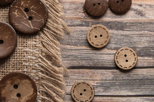 Botones de madera sobre arpilleracoco