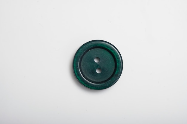 Foto botones de plástico viejos en diferentes colores en el fondo. teñido
