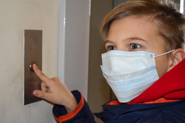Botones sucios en el Ascensor Inseguro tocar la superficie Medidas de precaución en una pandemia