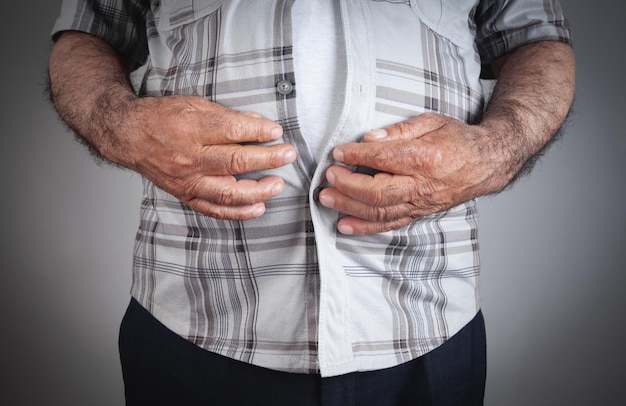 Botones de sujeción de hombre gordo en camisa