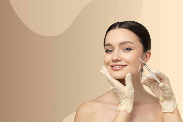 Botox Cuidado de la piel Una chica recibe una inyección de botox en un fondo claro