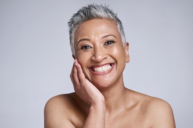 Botox-Gesicht und glückliche ältere Frau für Schönheit, Hautpflege, Wellness und Kosmetik Modell für plastische Chirurgie im Studio Porträt von schwarzer Hautgesundheit und natürlicher Dermatologie auf grauem Hintergrund