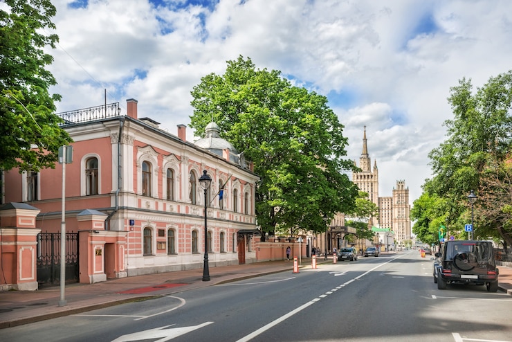 Foto botschaft von tansania in der bolshaya nikitskaya straße in moskau an einem sonnigen sommertag