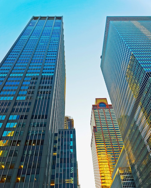 Bottom-up Street View auf Financial District von Lower Manhattan, New York City, NYC, USA. Wolkenkratzer hohe Glasgebäude Vereinigte Staaten von Amerika. Blauer Himmel im Hintergrund. Leerer Platz für Kopienraum.