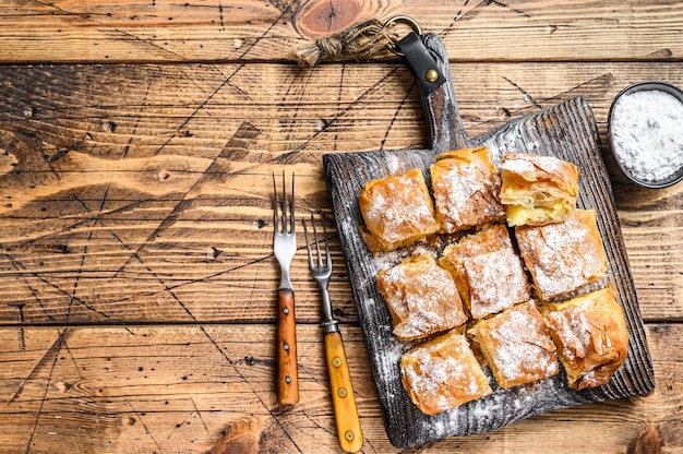 Bougatsa de hojaldre griego con masa filo y crema pastelera de sémola.