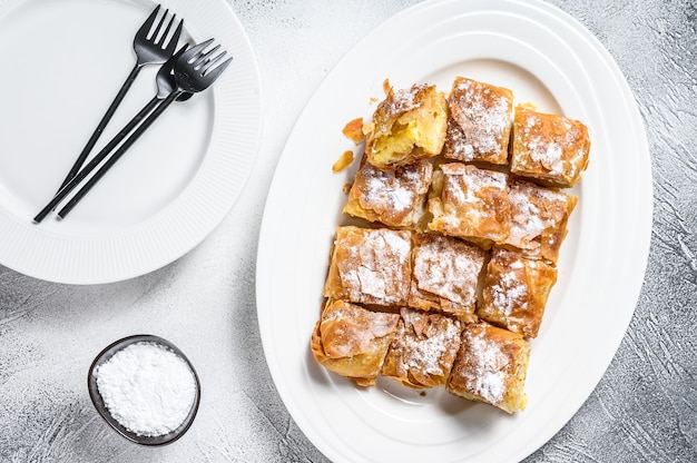 Bougatsa-Kuchengebäck mit Grießpuddingcreme auf einem Teller.