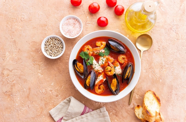 Foto bouillabaisse-suppe mit fisch, muscheln und garnelen, französische küche, meeresfrüchte