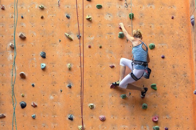 Boulder, chica trepando por la pared